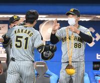 　１回、２試合連続の先頭打者本塁打を放った中野（左）を迎える矢野（撮影・堀内翔）