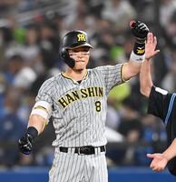 　４回、中前打を放ちベンチに向かってポーズを決める佐藤輝（撮影・飯室逸平）