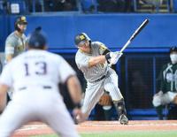 　８回、左前に勝ち越し適時打を放つ原口（撮影・金田祐二）