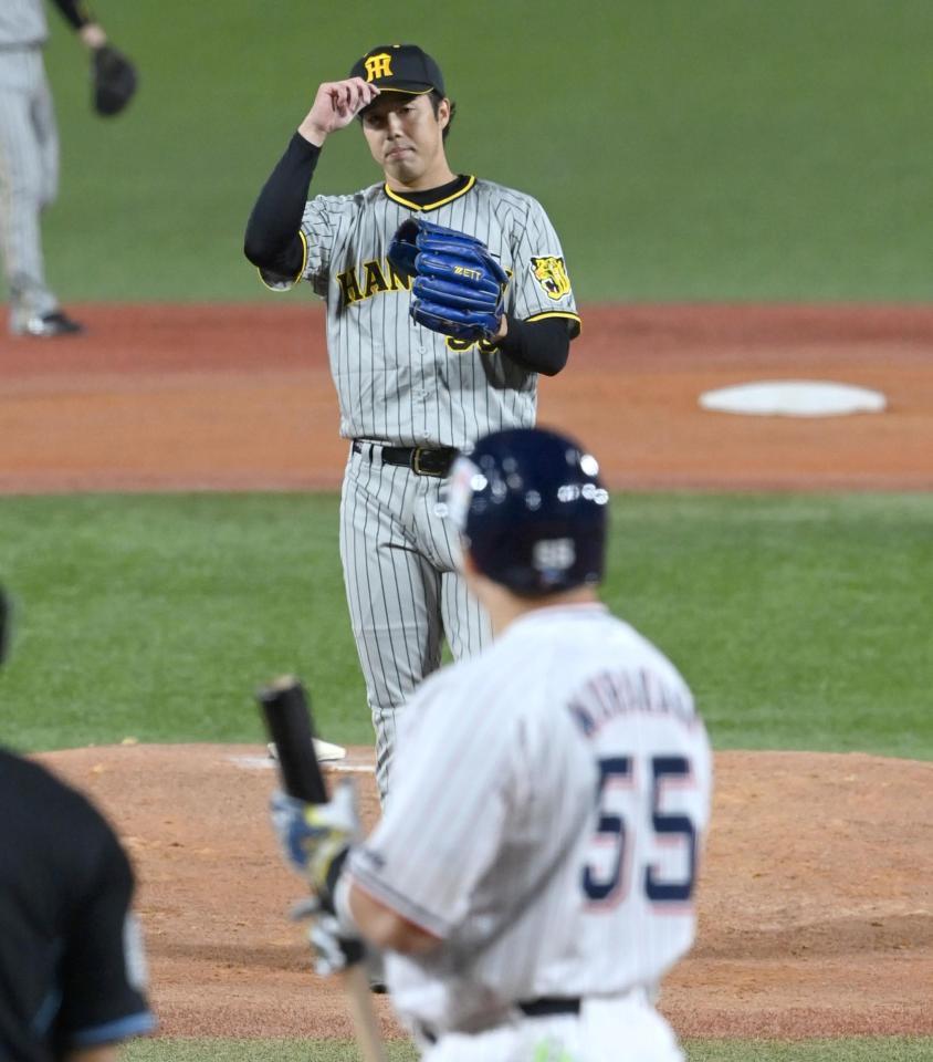 　１回、村上と対峙する青柳（撮影・飯室逸平）