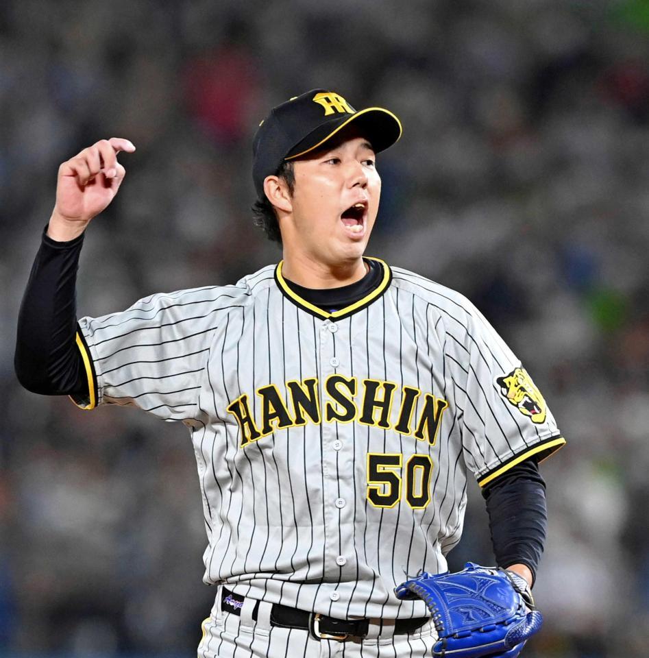 　６回、村上を三振に斬り、雄たけびあげる青柳（撮影・飯室逸平）