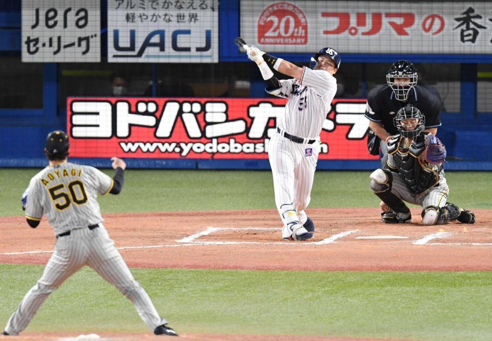 　６回、青柳（５０）の前に空振り三振に倒れる村上（撮影・佐々木彰尚）