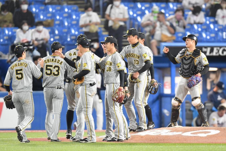 　ヤクルトに勝利し、タッチを交わす岩崎（右から３人目）ら阪神ナイン（撮影・西岡正）