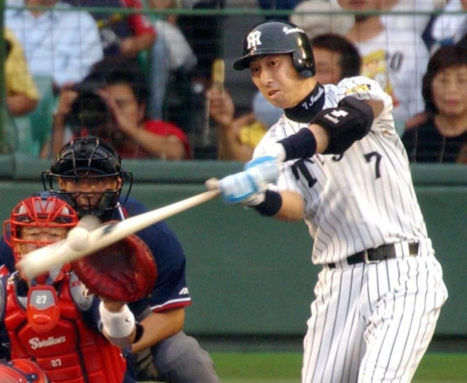 　首位打者に輝く活躍を見せた今岡＝２００３年