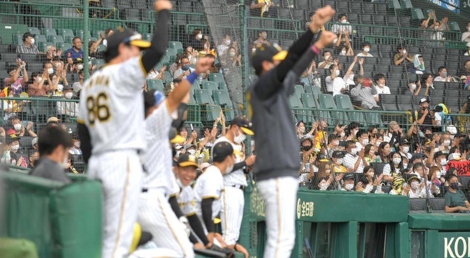 　８回、ロドリゲスが勝ち越しとなる２ランを放ち、盛り上がる阪神ベンチと阪神ファン（撮影・北村雅宏）