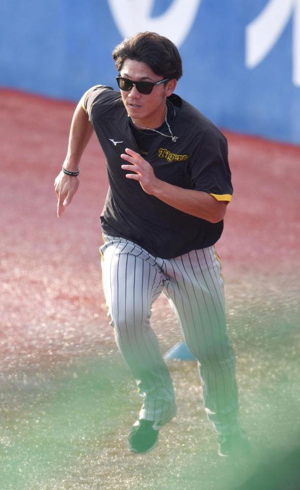 　ダッシュをする伊藤将（撮影・佐々木彰尚）