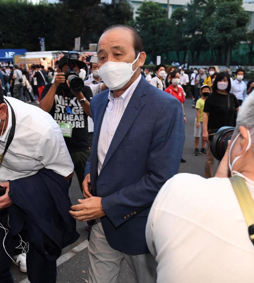 　ラジオでの解説のため神宮球場に入る岡田彰布氏（撮影・飯室逸平）