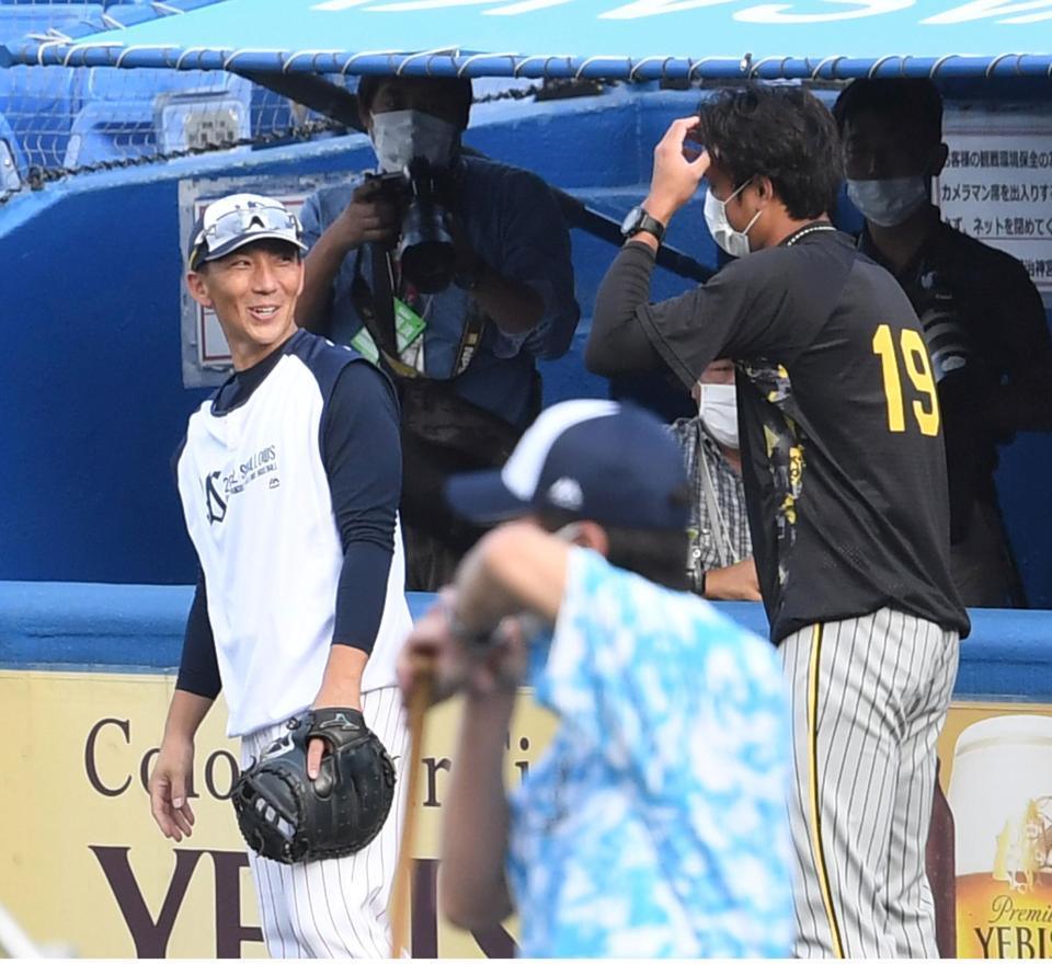 　あいさつに来た藤浪と話す嶋（左）＝撮影・飯室逸平