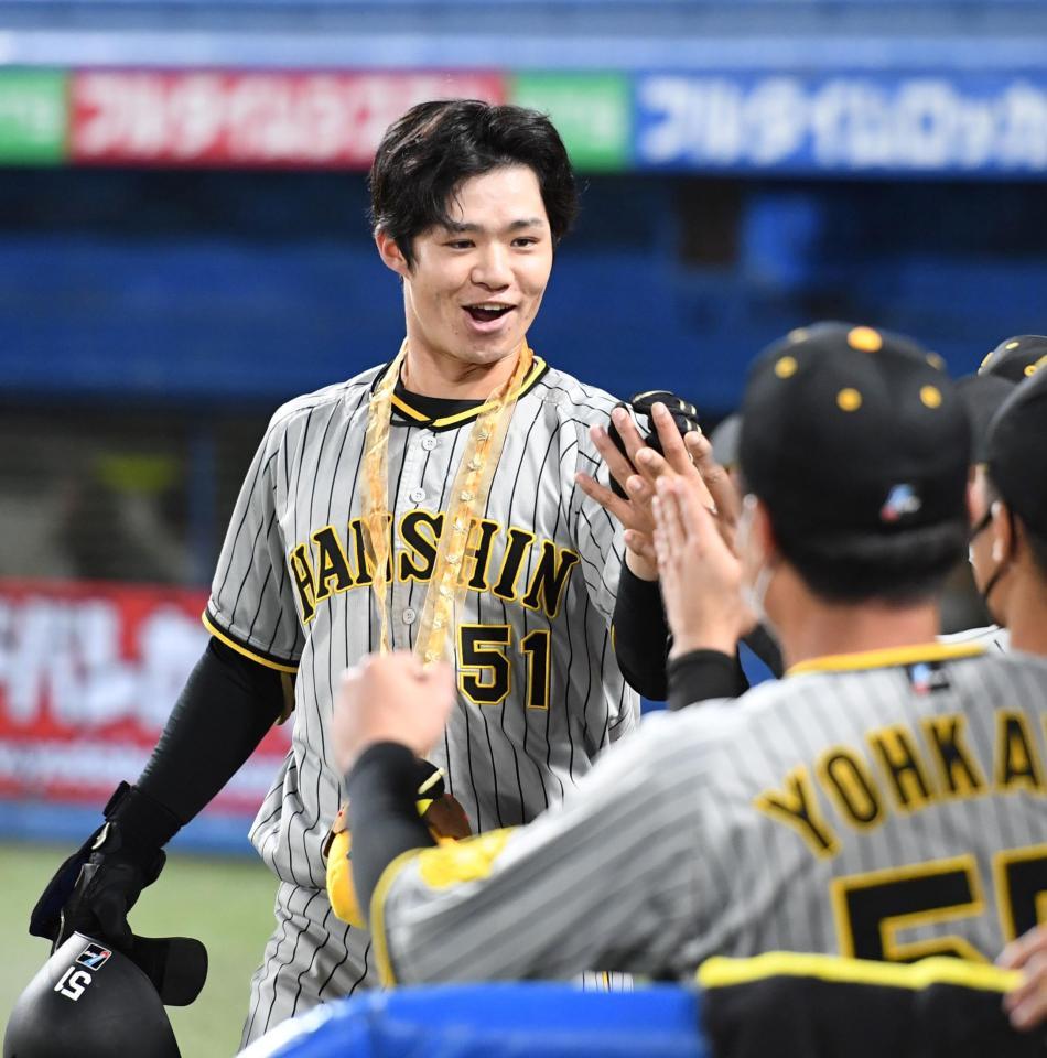 　１回、先制ソロを放ち笑顔でタッチを交わす中野（撮影・飯室逸平）