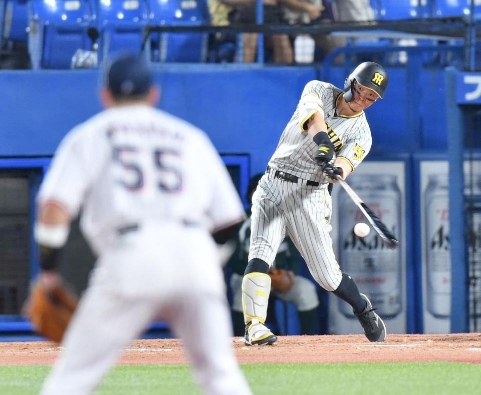 　４回、中前打を放つ佐藤輝（撮影・西岡正）