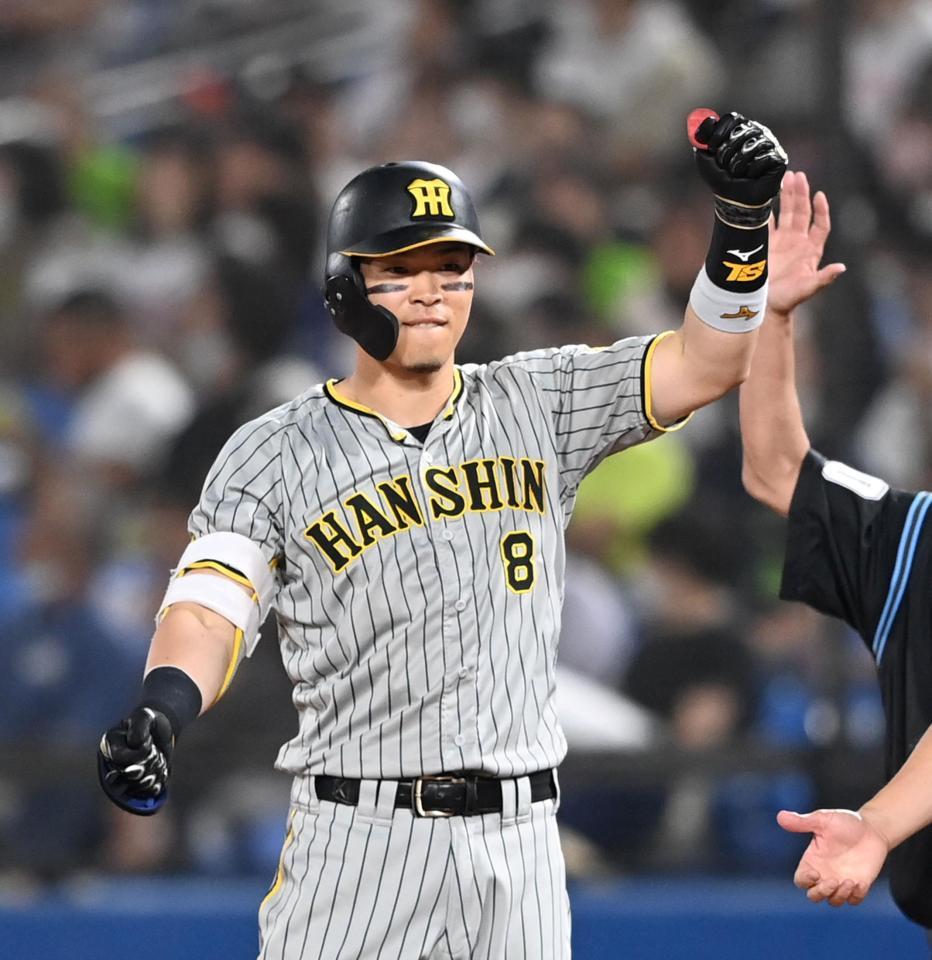 　４回、中前打を放ちベンチに向かってポーズを決める佐藤輝（撮影・飯室逸平）