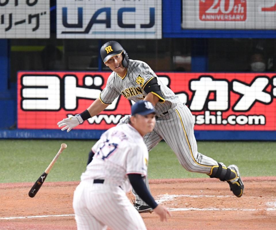 　８回、原口は左前に適時打を放つ（撮影・佐々木彰尚）