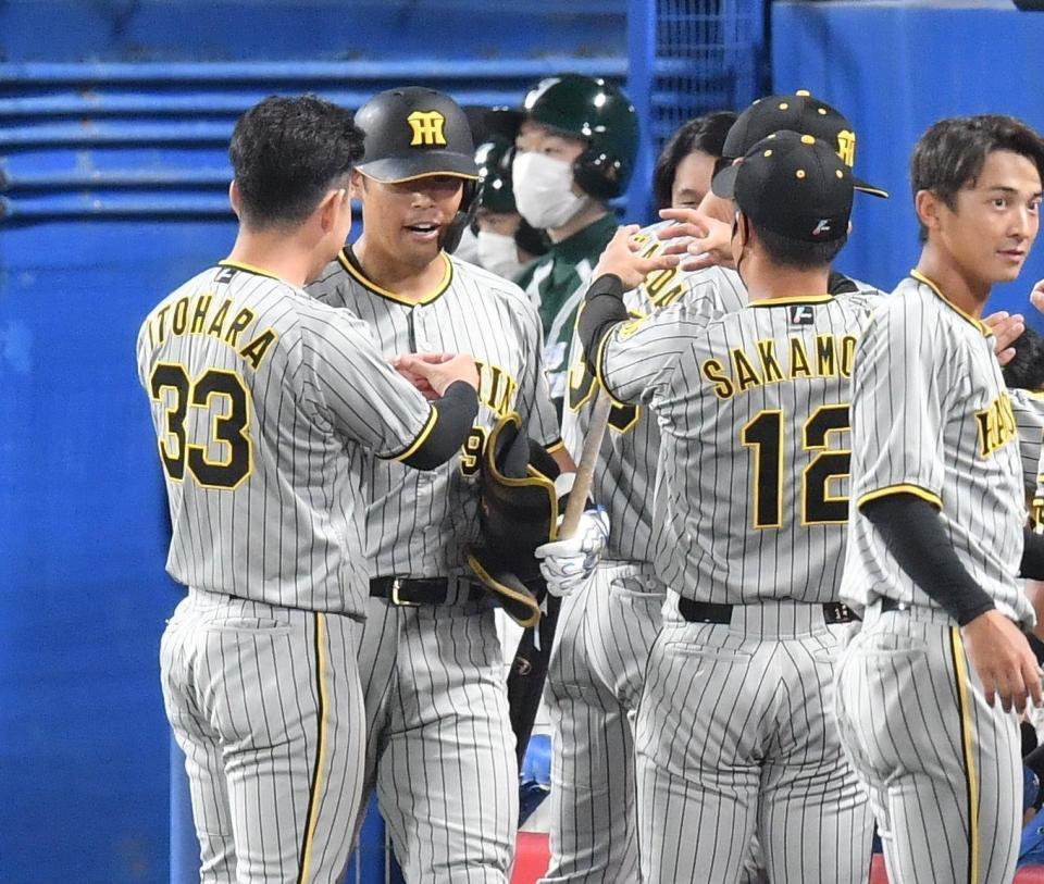 　８回、勝ち越し打を放ち、ナインに祝福される原口（左から２人目）＝撮影・西岡正