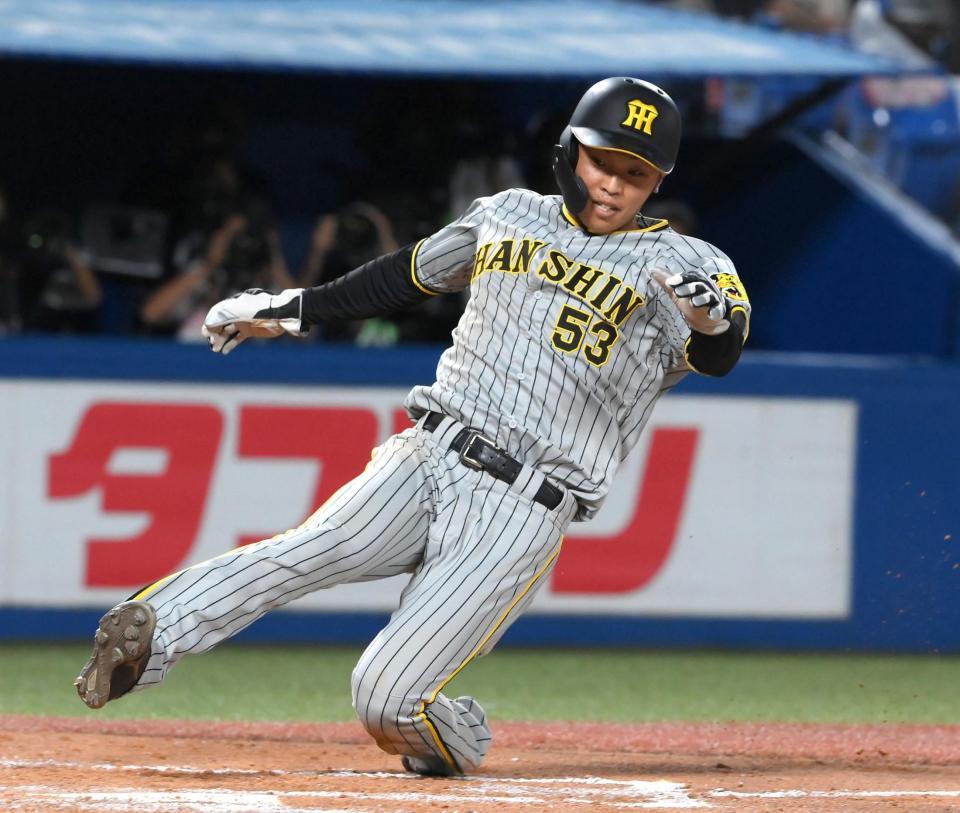 　８回、生還する代走の島田（撮影・堀内翔）