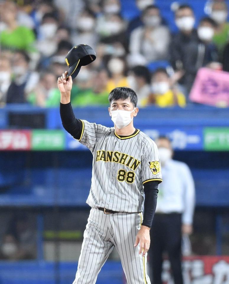 　関東での試合を終え、ファンに帽子を振る矢野監督（撮影・西岡正）