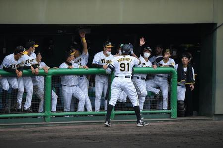 　５回、本塁打を放つロドリゲス（９１）＝撮影・石井剣太郎