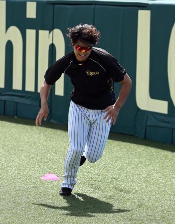 最終戦の登板に向け、入念に調整する西純（撮影・山口登）