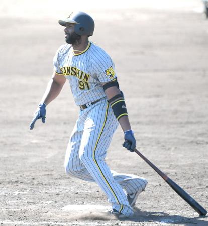 　４回、勝ち越しとなる適時二塁打を放つロドリゲス（撮影・北村雅宏）