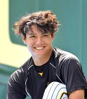 　練習中、リラックスとした表情を見せる西純（撮影・山口登）