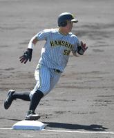 　１回、大道の暴投で三塁ベースを蹴る二走・前川（撮影・北村雅宏）