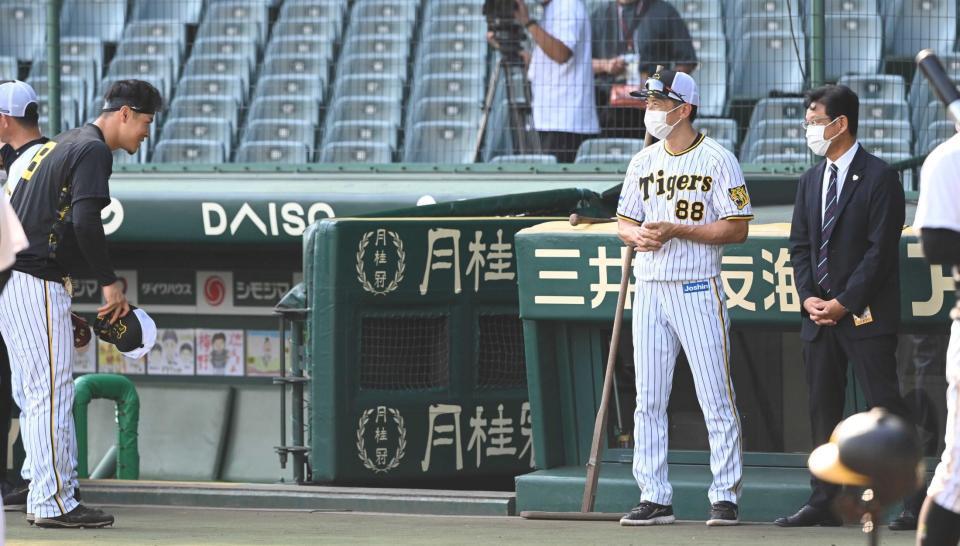 　侍ＪＡＰＡＮ・栗山監督（右）にあいさつする佐藤輝（左）。中央は矢野監督＝１２日