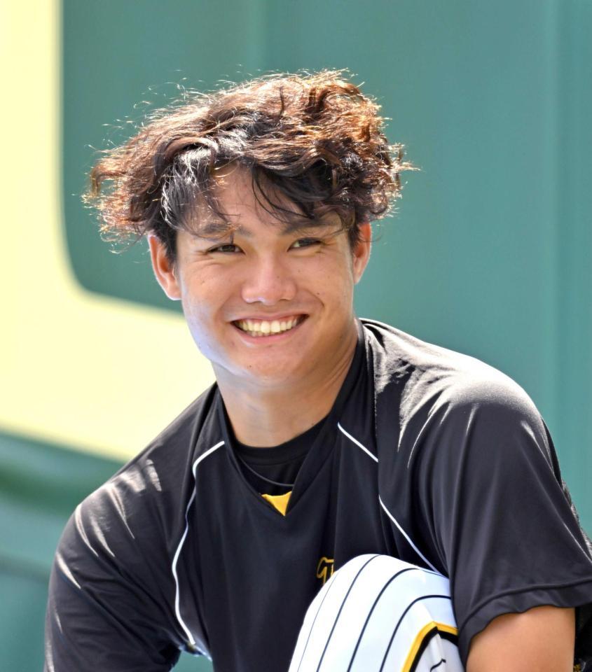 　練習中、リラックスとした表情を見せる西純（撮影・山口登）