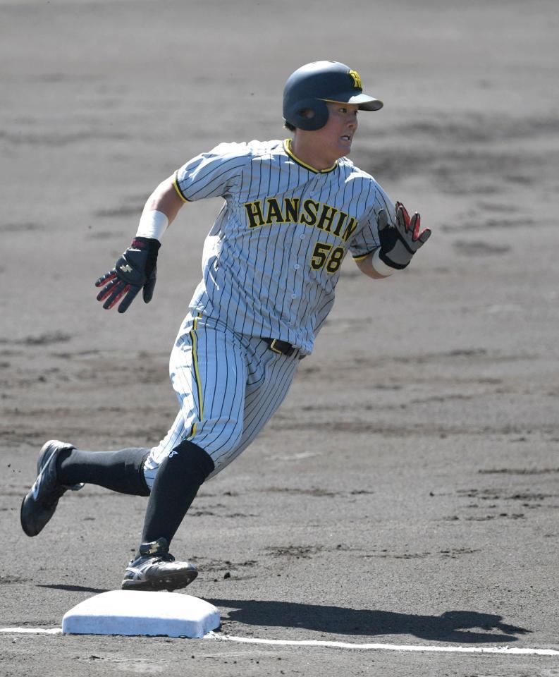 　１回、大道の暴投で三塁ベースを蹴る二走・前川（撮影・北村雅宏）