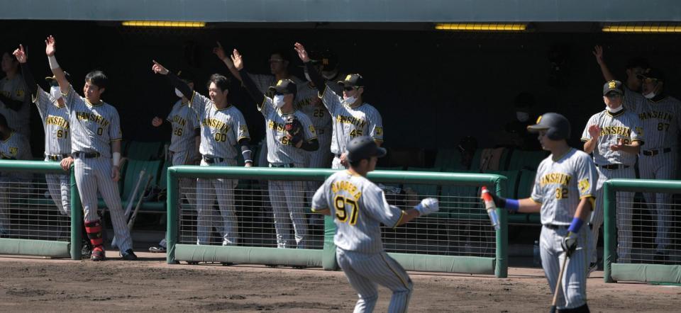 　１回、前川が先制となる適時打を放ち、盛り上がる阪神ベンチ。右端は平田２軍監督（撮影・北村雅宏）