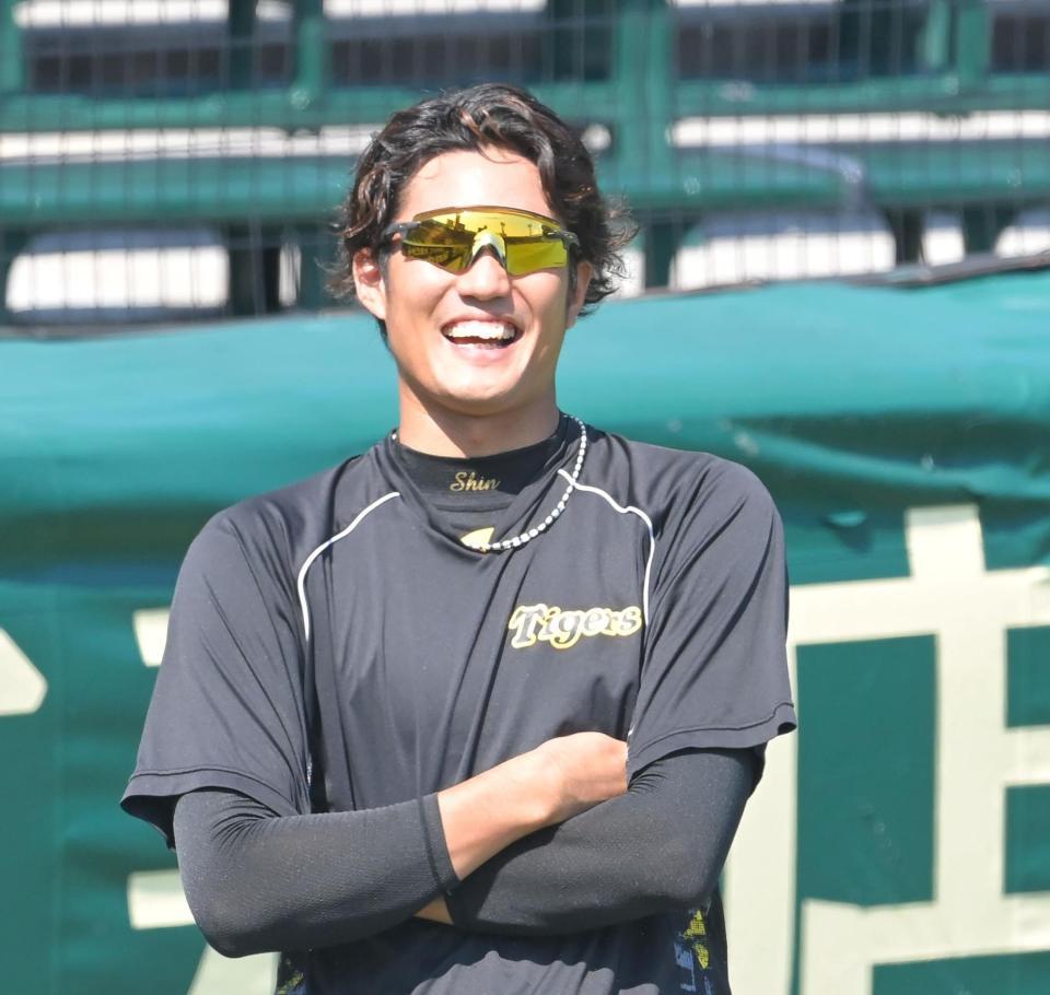 　練習の合間に笑顔を見せる藤浪（撮影・高部洋祐）