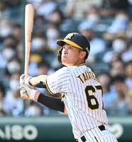 　６回、二塁打を放つ高寺（撮影・飯室逸平）