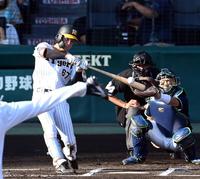 　６回、高寺は左越えに二塁打を放つ（撮影・山口登）