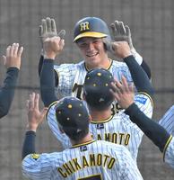 　同点打を放った９回終了後、ナインとタッチを交わす栄枝（撮影・高部洋祐）