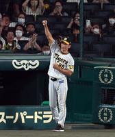 　ファンの矢野コールに、矢野監督はガッツポーズで応える（撮影・山口登）