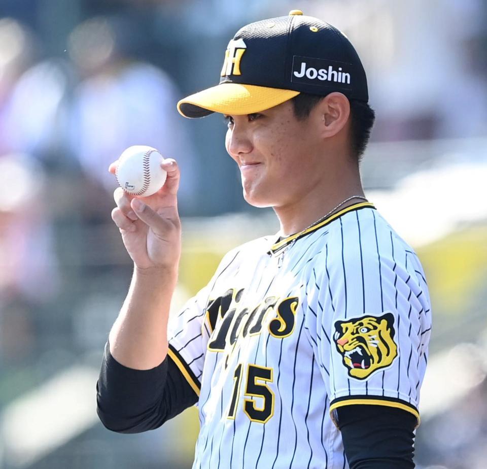 　１回、ボールを手に笑顔の西純（撮影・飯室逸平）