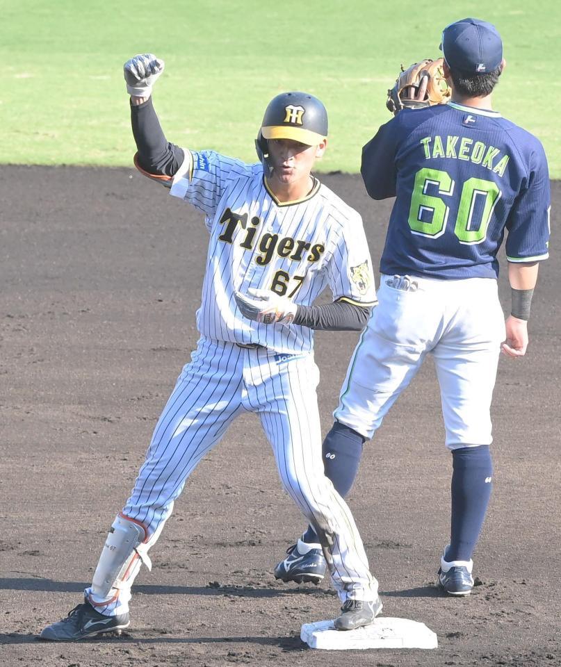 　６回、二塁打を放ちガッツポーズを決める高寺（撮影・高部洋祐）