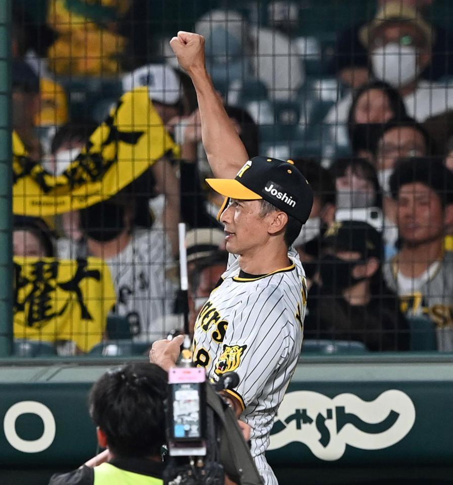 　ライトスタンドに向かって拳を突き上げる矢野監督（撮影・飯室逸平）