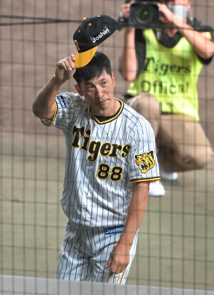 　グラウンドから引き揚げる矢野監督（撮影・高部洋祐）