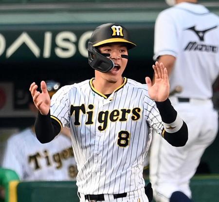 ９回、佐藤輝は申告敬遠で出塁する