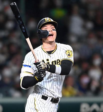 　１２回、遊飛に倒れ悔しがる佐藤輝（撮影・田中太一）