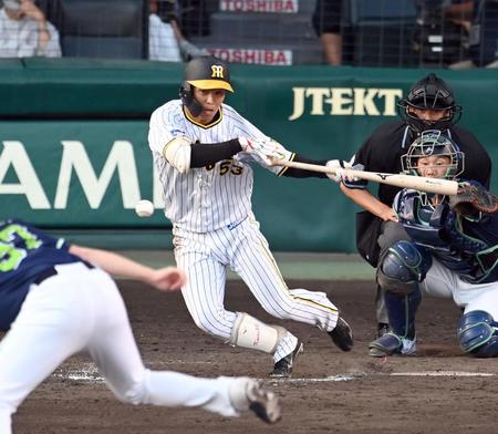 　９回、島田はセーフティーバントを決め出塁する（撮影・山口登）