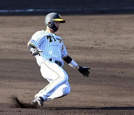 　６回、一走・中野は盗塁を決める（撮影・山口登）