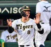 ９回、佐藤輝は申告敬遠で出塁する