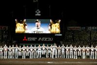 整列してシーズン終了のあいさつをする阪神ナイン
