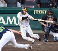 　９回、島田はセーフティーバントを決め出塁する（撮影・山口登）