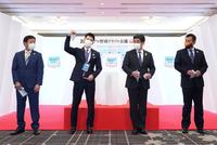 　４球団競合の佐藤輝を引き当てガッツポーズする矢野監督（左から２人目）©ＮＰＢ／ＢＢＭ２０２０