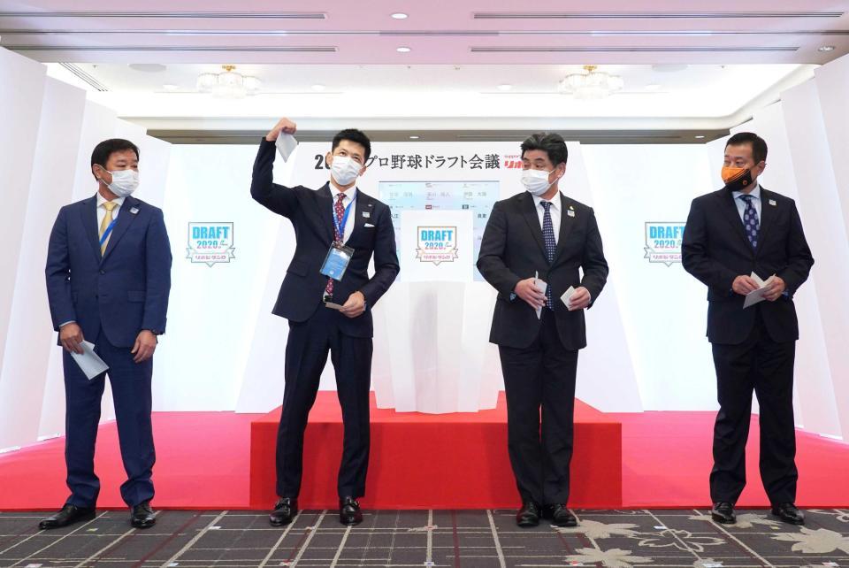 　４球団競合の佐藤輝を引き当てガッツポーズする矢野監督（左から２人目）©ＮＰＢ／ＢＢＭ２０２０