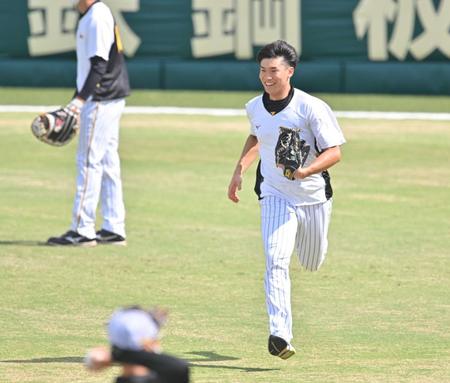　アメリカンノックで、外野を走る湯浅（撮影・吉澤敬太）