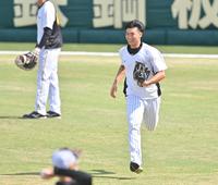 　アメリカンノックで、外野を走る湯浅（撮影・吉澤敬太）