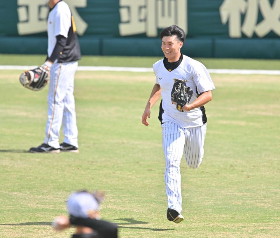 　アメリカンノックで、外野を走る湯浅（撮影・吉澤敬太）