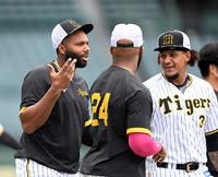 　ロドリゲス（左）は一軍に合流し、ロハス、マルテと談笑する（撮影・山口登）